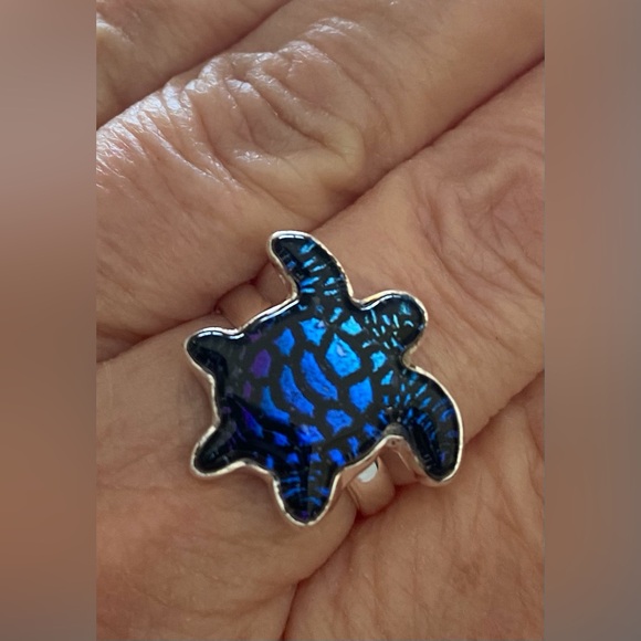 SALE! Adorable Dichroic Glass Sea turtle set in 925 Sterling Silver (SIZE 8.5) - Picture 2 of 8
